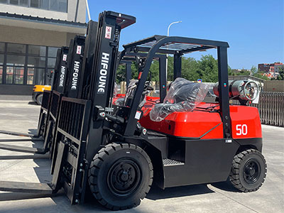 What are the differences between LPG forklifts and electric forklifts?