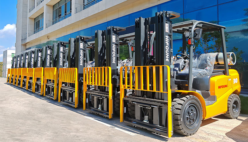 What are the advantages of LPG forklifts?