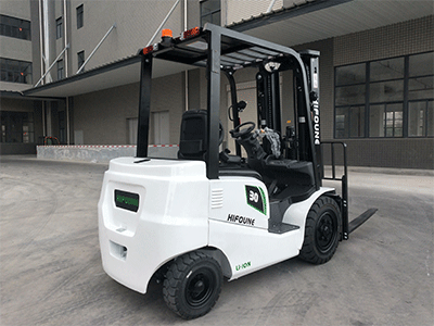 What are the advantages of electric forklifts?