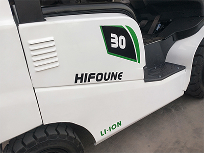 How to choose a forklift battery: lithium or lead-acid?