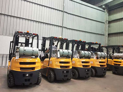 What are the advantages of electric forklifts?