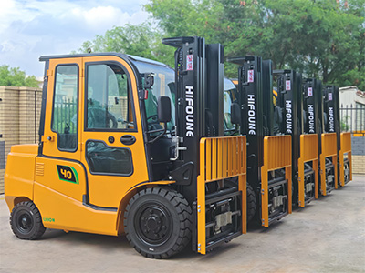 What are the benefits of choosing an electric forklift?