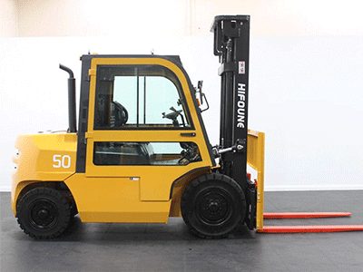 What are the common choices for the drive system of a 5-ton forklift?